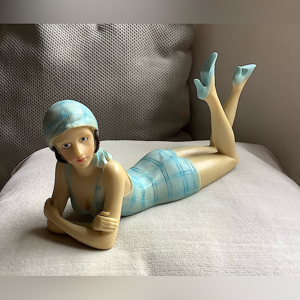 Retro Bathing Beauty Beach Girl Statue